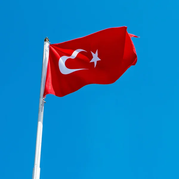 Флаг Турции с ясным небом — стоковое фото