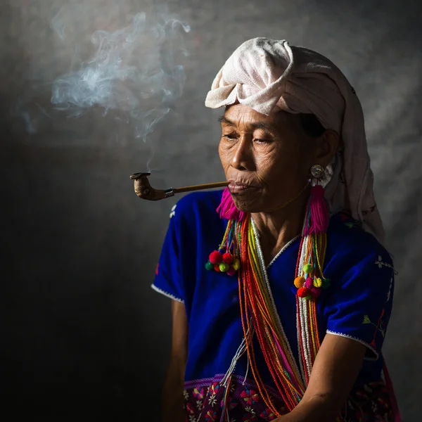 Karen Hill Tribu 'sta fumando tabacco da pipa con vestiti tradizionali — Foto Stock