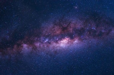 Samanyolu galaksisinin gece gökyüzünde yıldızlı renkli bir görüntüsü.