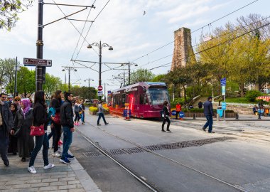 Turistler yakındaki Sultanahmet Meydanı, Sultanahmet Meydanı popüler turistik olduğunu çok sayıda simge ve müzeler, Nisan'da 08 Istanbul, Türkiye'de yer