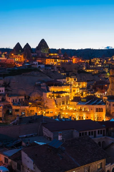 Vista de la ciudad antigua Goreme después del crepúsculo, Capadocia, Turquía —  Fotos de Stock