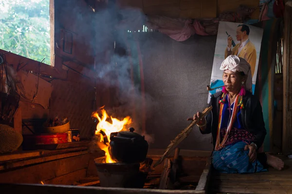 Karen Hill Tribu 'sta fumando tabacco da pipa con vestiti tradizionali e luce drammatica — Foto Stock