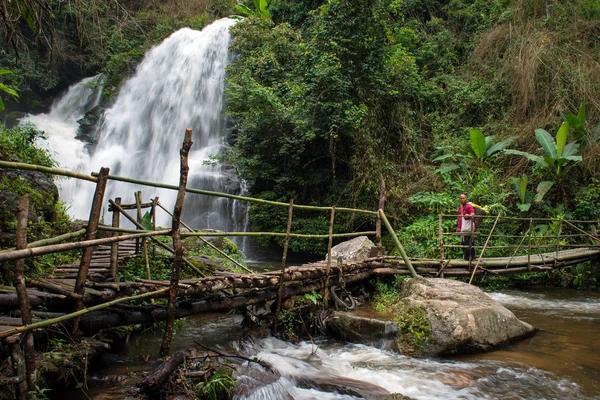 Karen hill tribe at Pa Dok Siew Waterfall beautiful waterfall in deep forest in Chiang mai,Thailand — Stockfoto