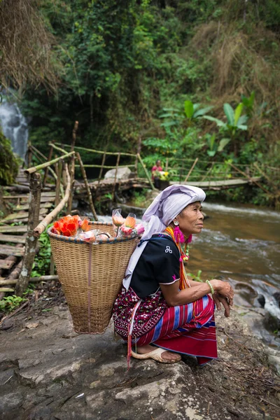 Karen hill tribe in forest with traditional clothes at natural waterfall — Stock Photo, Image