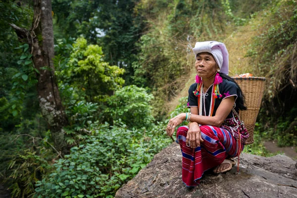 Karen hill tribe in forest with traditional clothes at natural waterfall — ストック写真