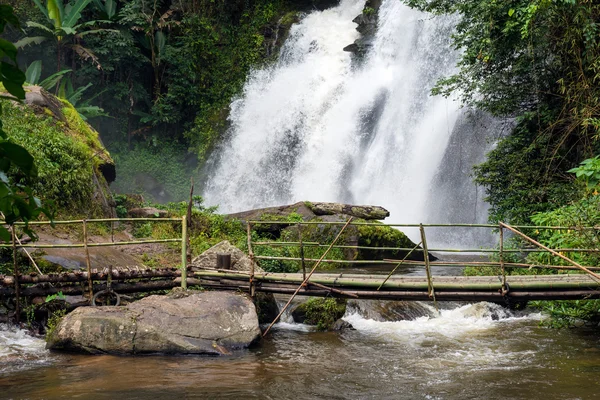 Pa Dok Siew Waterfall beautiful natural waterfall in deep forest in Chiang mai, Thailand. — Stok fotoğraf