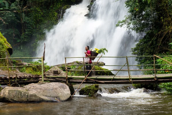 Karen hill tribe at Pa Dok Siew Waterfall beautiful waterfall in deep forest in Chiang mai,Thailand — Stockfoto