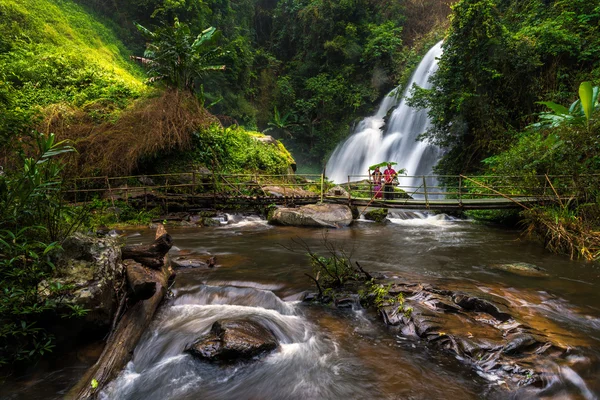 Pa Dok Siew Waterfall beautiful waterfall in deep forest in Chiang mai on July 25, 2015, Thailand. — Stockfoto