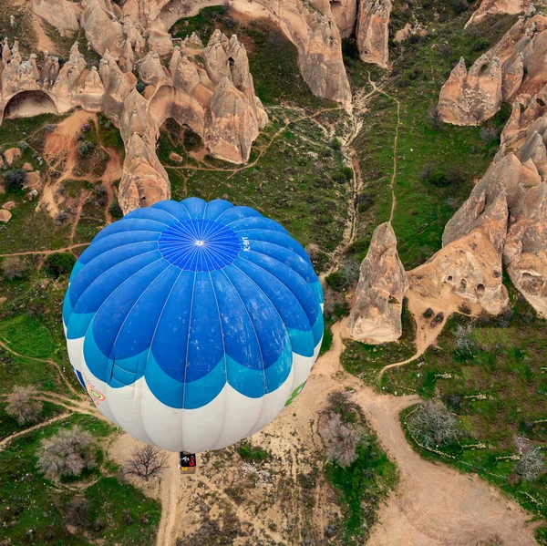 Vuelo en globo sobre un antiguo campo de rocas en Capadocia, Turquía . — Foto de Stock