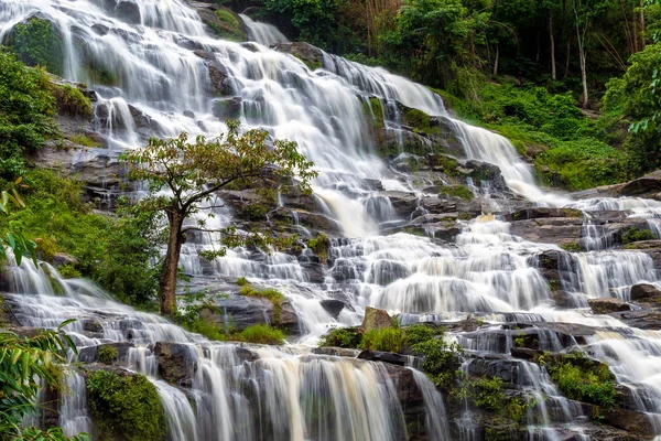 Büyük doğal su düşmek bir dağ Chiang Mai, Tayland dan. — Stok fotoğraf