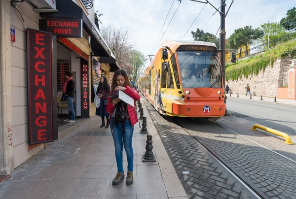 旅游看地图 Sultanahmet 平方米 Sultanahmet 广场附近是著名旅游景点，与众多的地标和博物馆 — 图库照片