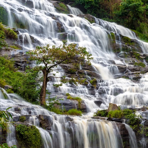 Stora naturliga vatten faller från ett berg i Chiang Mai, Thailand. — Stockfoto