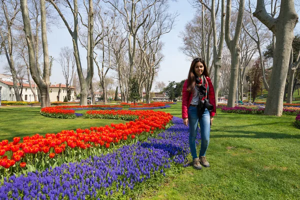 Turista en un jardín cerca de la plaza Sultanahmet, El Sultanahmet, Estambul, Turquía — Foto de Stock