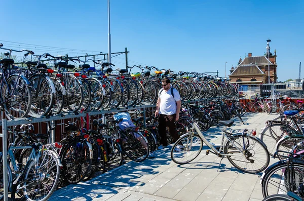 Bicycles parking area near the train station at Delft , the Netherlands — 图库照片
