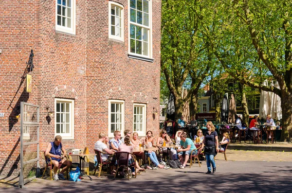 Turista nella città di Delft, le Nertherlands — Foto Stock