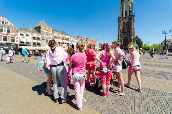 Tourists in City of Delft the Netherlands. — Stockfoto