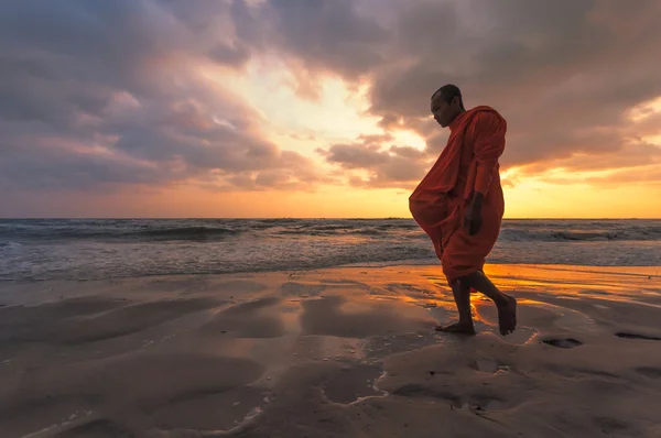 Buddhist monks walk for people offering food in the early morning — Stock Photo, Image