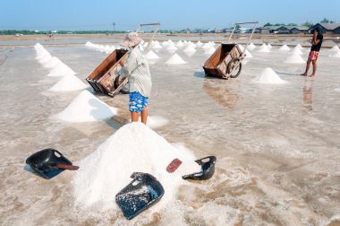 Kimliği belirsiz işçi tuz tuz çiftliğinde Mart 07, 2010 Chonburi Tayland'da taşıyor. Chonburi Tayland ana sanayi alanındadır