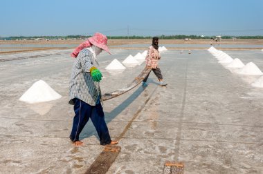 Kimliği belirsiz işçi tuz tuz çiftliğinde Mart 07, 2010 Chonburi Tayland'da taşıyor. Chonburi Tayland ana sanayi alanındadır