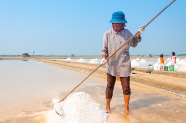 Kimliği belirsiz işçi tuz tuz çiftliğinde Mart 07, 2010 Chonburi Tayland'da taşıyor. Chonburi Tayland ana sanayi alanındadır