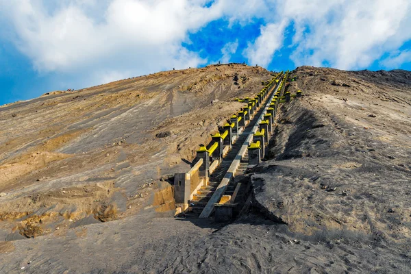 Strairway to Mount Bromo volcanoes in Bromo Tengger Semeru National Park, East Java, Indonésie — Photo