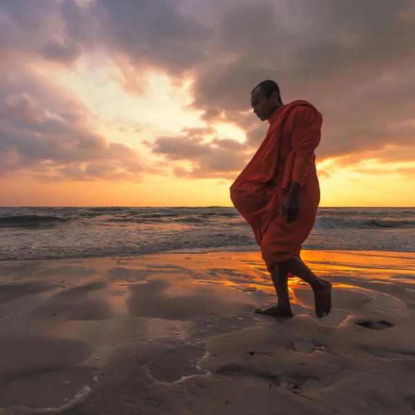 Buddhist monks walk for people offering food in the early morning — Stock Photo, Image