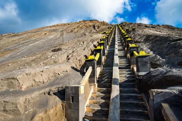 Strairway to Mount Bromo volcanoes in Bromo Tengger Semeru National Park, East Java, Indonesia — Stock Photo, Image