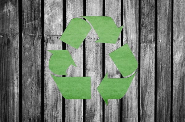 Símbolo de reciclaje sobre fondo de textura de pared de madera en blanco y negro — Foto de Stock