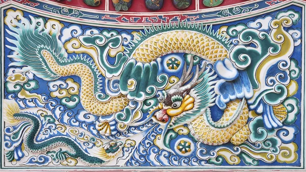थायलंडमधील मंदिराच्या भिंतीवर रंगीत चीनी ड्रॅगन पुतळा — स्टॉक फोटो, इमेज