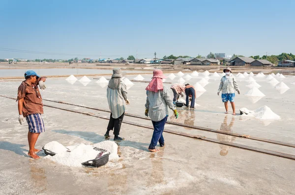 Travailleurs non identifiés transportant du sel dans une ferme salée le 07 mars 2010 à Chonburi en Thaïlande. Chonburi est la principale zone industrielle de Thaïlande — Photo