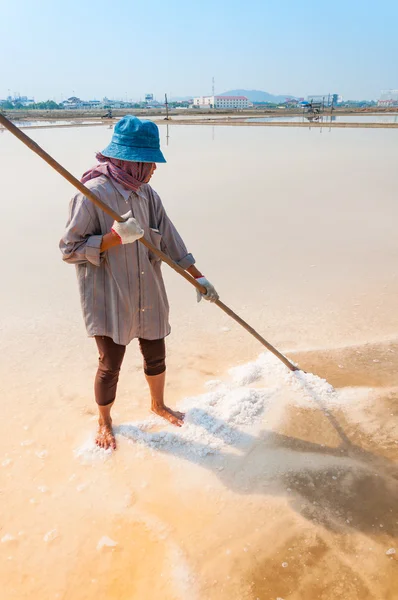 Unidentified workers carrying salt at salt farm on March 07, 2010 in Chonburi Thailand. Chonburi is the main industrial area in Thailand — Stock Photo, Image