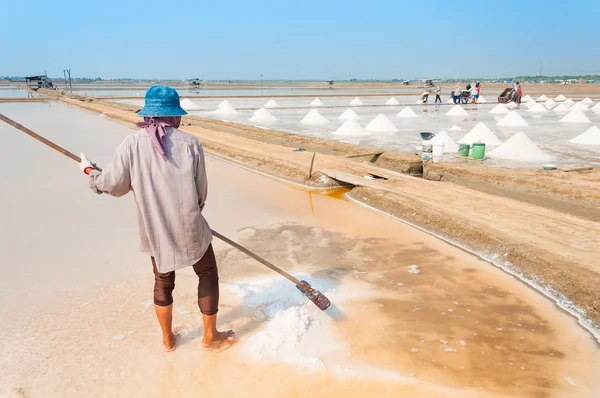 Unidentified workers carrying salt at salt farm on March 07, 2010 in Chonburi Thailand. Chonburi is the main industrial area in Thailand — Stock Photo, Image