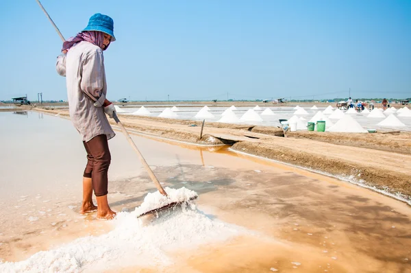 Niet-geïdentificeerde werknemers die zout op zout boerderij op maart 07, 2010 in Chonburi, Thailand. Chonburi is het belangrijkste industriegebied in Thailand — Stockfoto