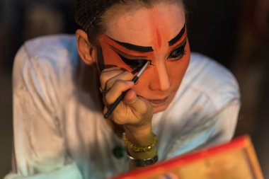 Bir Çin opera oyuncu boyama maskesi performansına Bangkok'un mahallesinde büyük Tapınak, sahne arkasında 16 Ekim 2015 Bangkok, Tayland için önce yüzünde