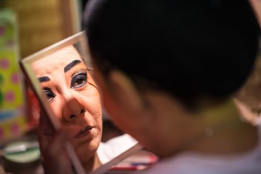 Bir Çin opera oyuncu boyama maskesi performansına Bangkok'un mahallesinde büyük Tapınak, sahne arkasında 16 Ekim 2015 Bangkok, Tayland için önce yüzünde