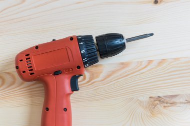 Doğal ahşap arka plan üzerinde taşınabilir elektrikli matkap