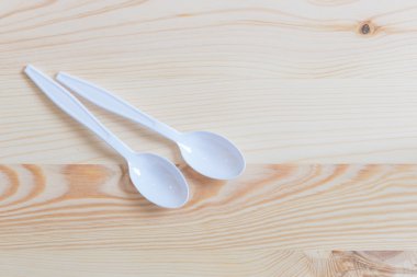 Doğal ahşap zemin üzerine plastik kaşık