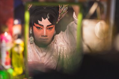 Bir Çin opera oyuncu boyama maskesi performansına Bangkok'un mahallesinde büyük Tapınak, sahne arkasında 16 Ekim 2015 Bangkok, Tayland için önce yüzünde