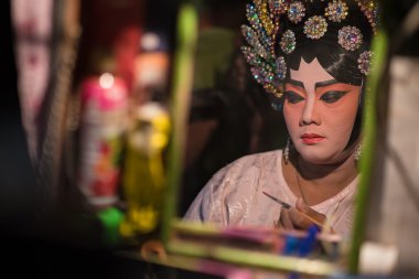 Bir Çin opera oyuncu boyama maskesi performansına Bangkok'un mahallesinde büyük Tapınak, sahne arkasında 16 Ekim 2015 Bangkok, Tayland için önce yüzünde