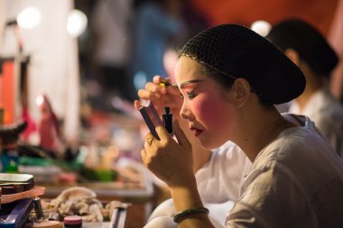 Bir Çin opera oyuncu boyama maskesi performansına Bangkok'un mahallesinde büyük Tapınak, sahne arkasında 16 Ekim 2015 Bangkok, Tayland için önce yüzünde