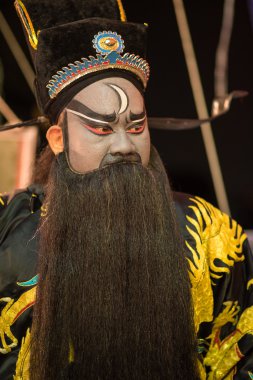 Bir Çin opera oyuncu boyama maskesi performansına Bangkok'un mahallesinde büyük Tapınak, sahne arkasında 16 Ekim 2015 Bangkok, Tayland için önce yüzünde