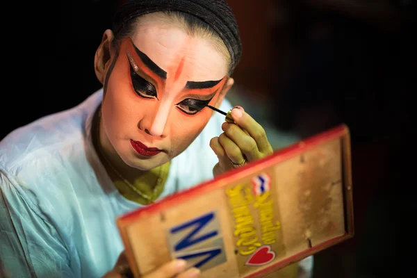 タイ ・ バンコクで、バンコクのチャイナタウンの主要な神社に舞台裏 2015 年 10 月 16 日のパフォーマンスの前に彼女の顔に中国語のオペラ女優塗装マスク — ストック写真