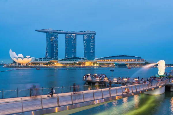 Singapura área de edifícios de negócios à noite em 10 de julho de 2015 em Singapura. Singapura é uma cidade turística mundialmente famosa com infraestrutura econômica altamente desenvolvida . — Fotografia de Stock