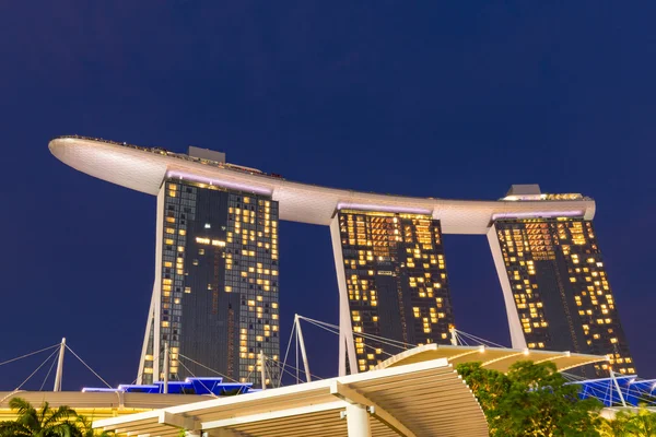 The Marina Bay Sands em Singapura. Marina Bay Sands é um resort integrado e a propriedade de casino independente mais cara do mundo . — Fotografia de Stock