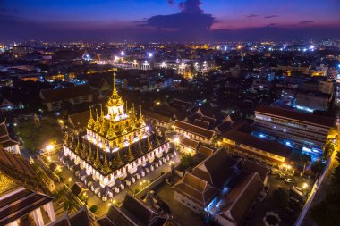 Loha Prasat Wat Ratchanadda, Bangkok, Tayland için havadan görünümü alacakaranlıkta