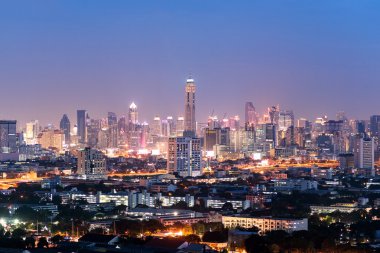 Gece, Tayland Bangkok gökdelen görünümünü.