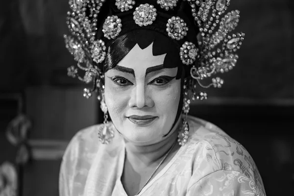 BANGKOK - 16 DE OCTUBRE: Una actriz de ópera china pintando máscara en su cara antes de la actuación en el backstage en el santuario principal en el barrio chino de Bangkok el 16 de octubre de 2015 en Bangkok, Tailandia — Foto de Stock