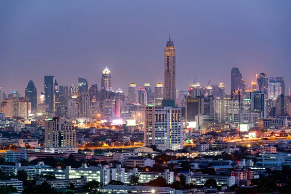 Vista del grattacielo di Bangkok di notte, Thailandia . — Foto Stock