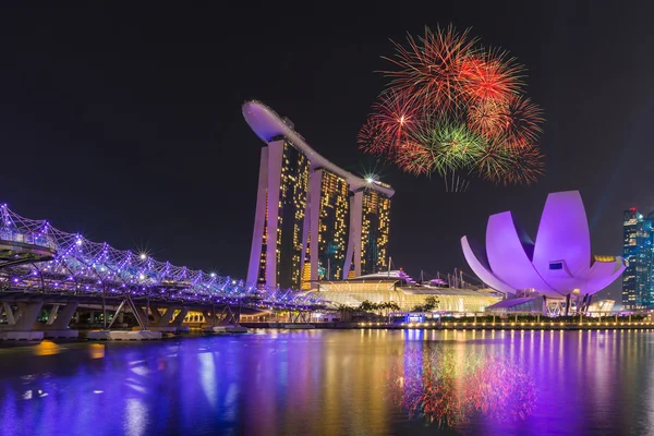 Firework over the Helix bridge with Marina Bay Sands in background, Singapore — Stock Fotó