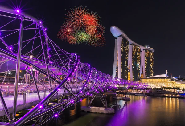 Fogos de artifício sobre a ponte Helix com Marina Bay Sands em segundo plano, Singapura — Fotografia de Stock